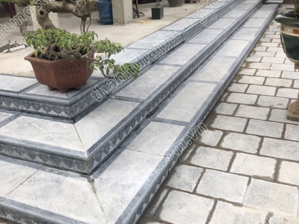 Bậc tam cấp đá xanh đen băm trừ viền – chống trơn an toàn