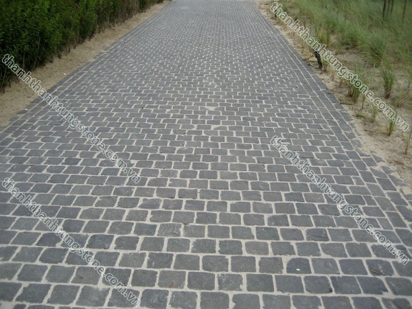 Đá cubic bazan đen chẻ tay – Giải pháp lát sân, lối đi và cảnh quan bề